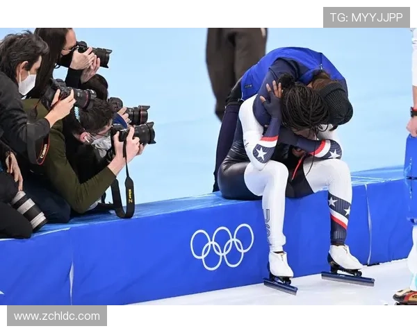 冬奥冠军夫妇甜蜜相拥时刻感人