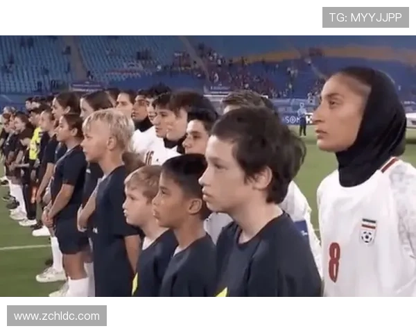 伊朗女足唱国歌敬礼遭观众嘘声 伊朗女足唱国歌敬礼遭观众嘘声